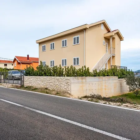 Appartement In Near White Mountains Neviđane