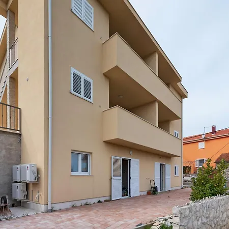 In Near White Mountains Neviđane