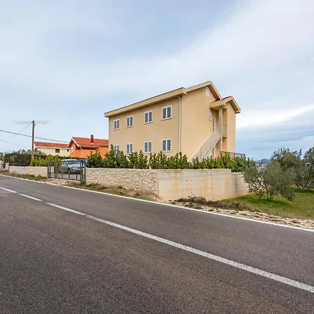 In Near White Mountains Neviđane