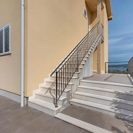 In Near White Mountains * Neviđane