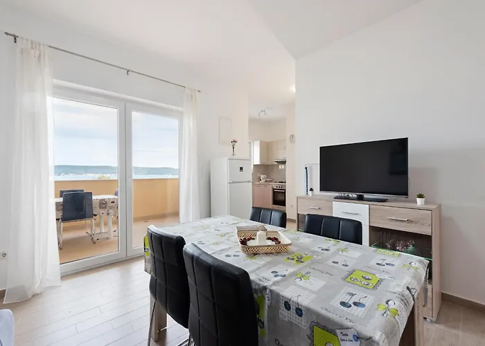 아파트 In Near White Mountains