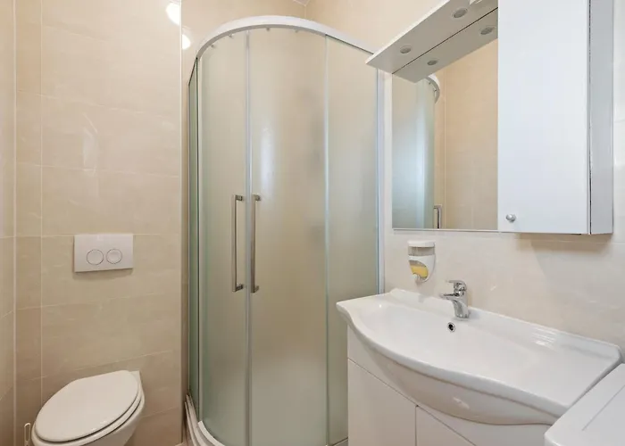 아파트 In Near White Mountains *