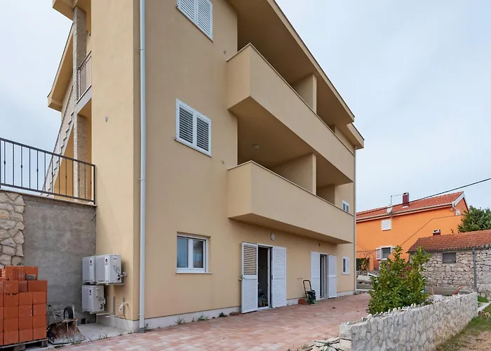 In Near White Mountains Neviđane