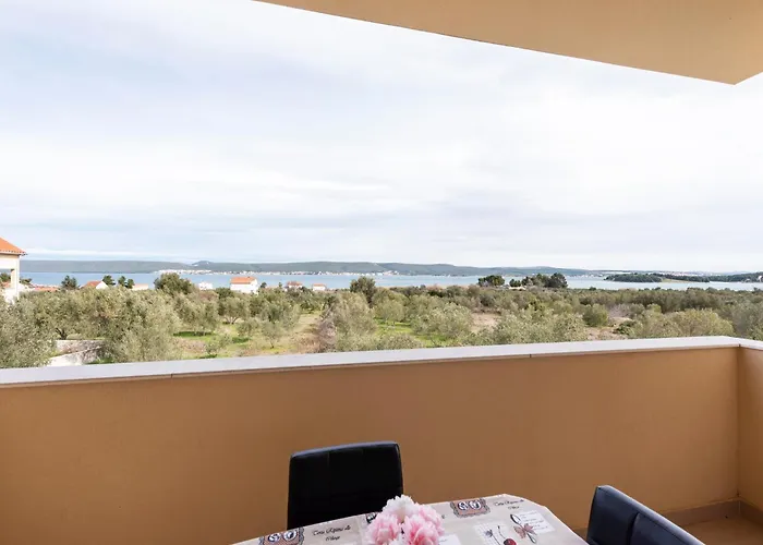 아파트 In Near White Mountains *